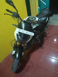 White Bajaj Dominar 400 Disc