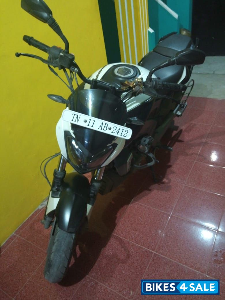 White Bajaj Dominar 400 Disc