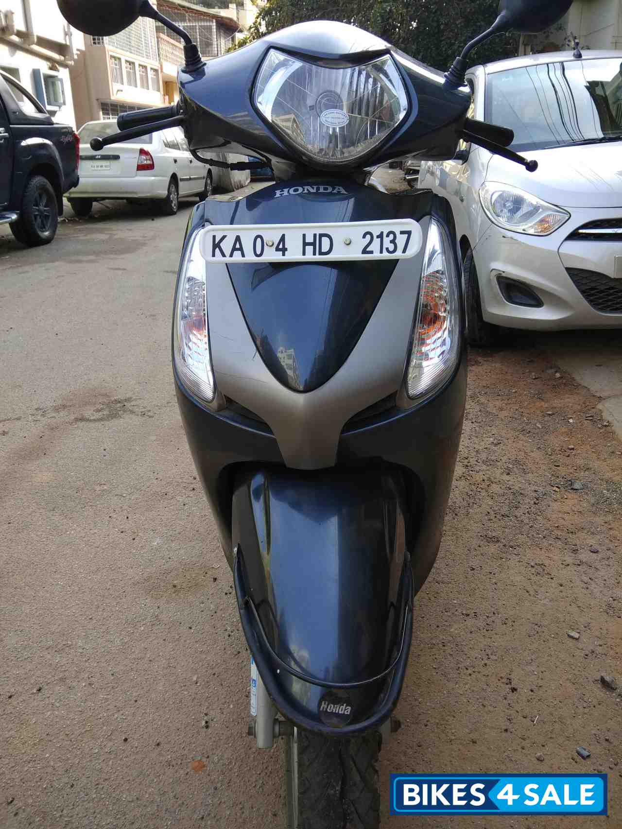 Blue Honda Aviator