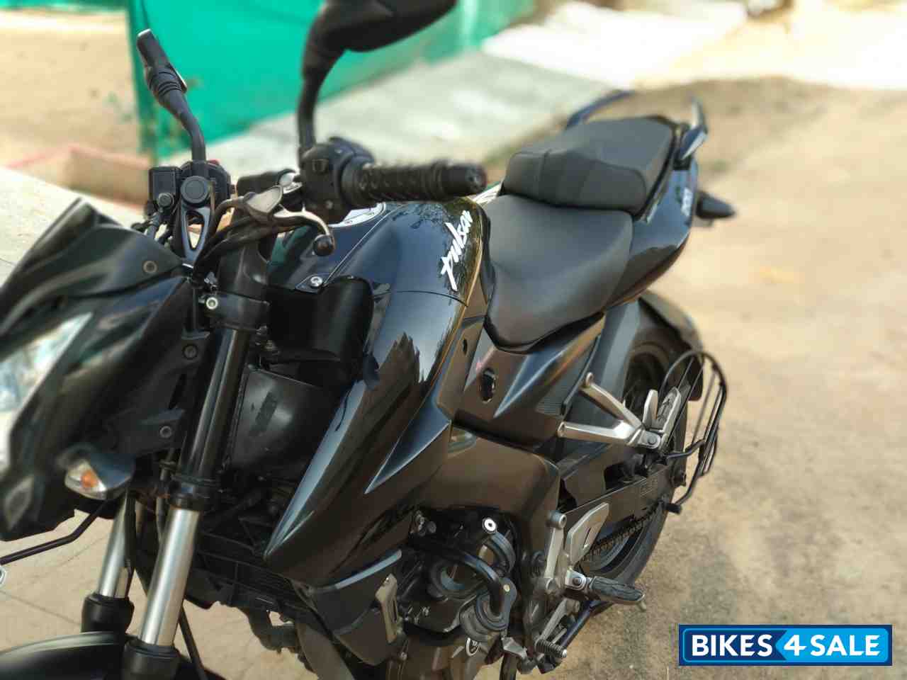Black Bajaj Pulsar 200 NS Black Bajaj Pulsar 200 NS