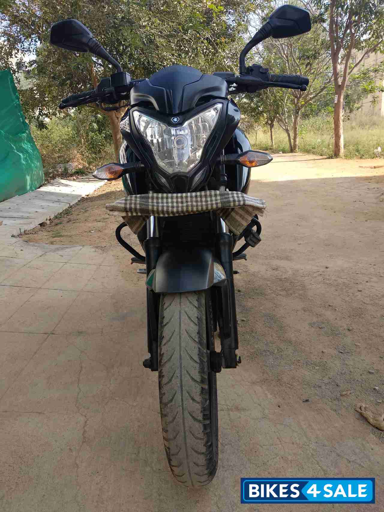 Black Bajaj Pulsar 200 NS Black Bajaj Pulsar 200 NS