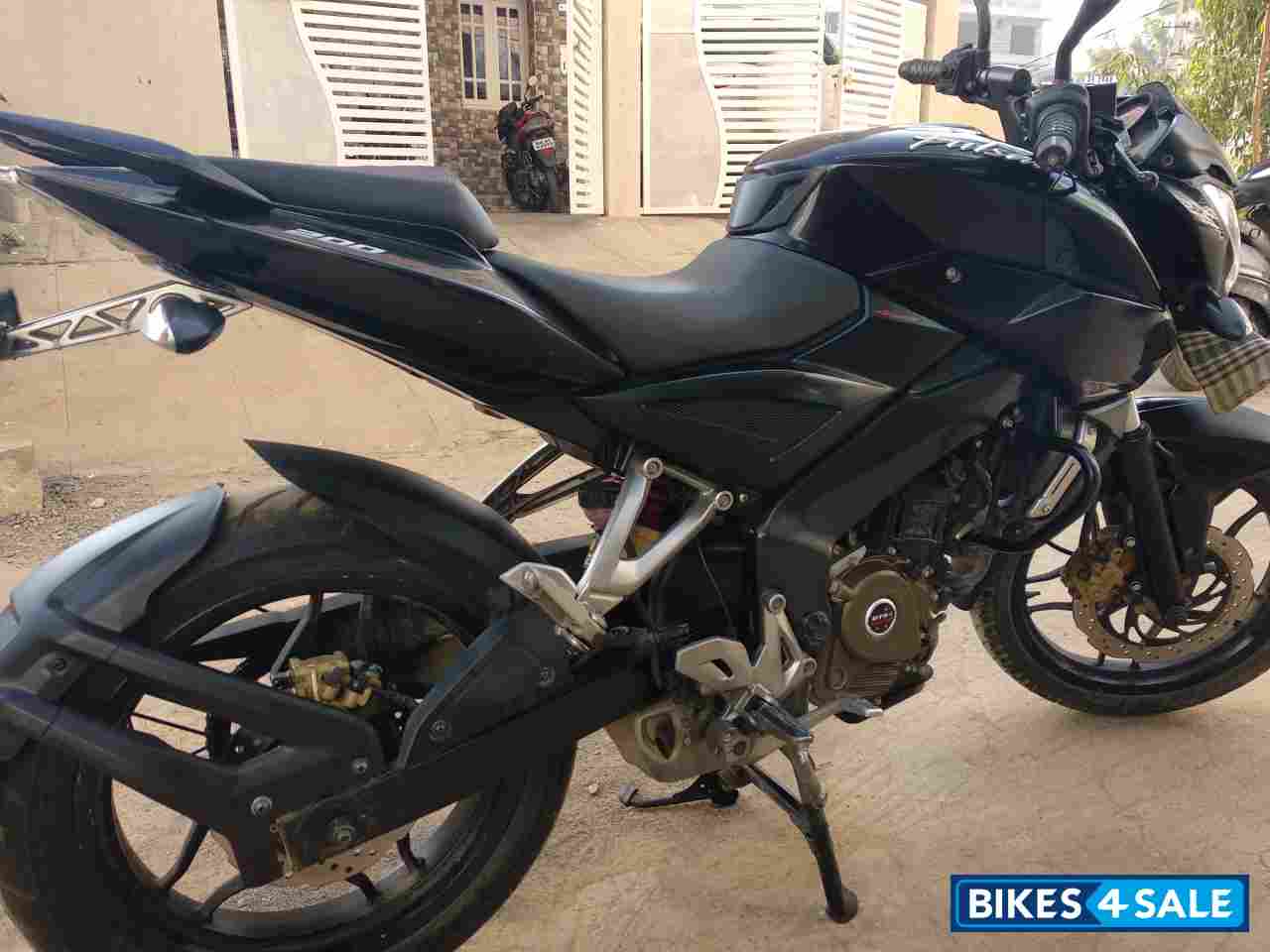 Black Bajaj Pulsar 200 NS Black Bajaj Pulsar 200 NS