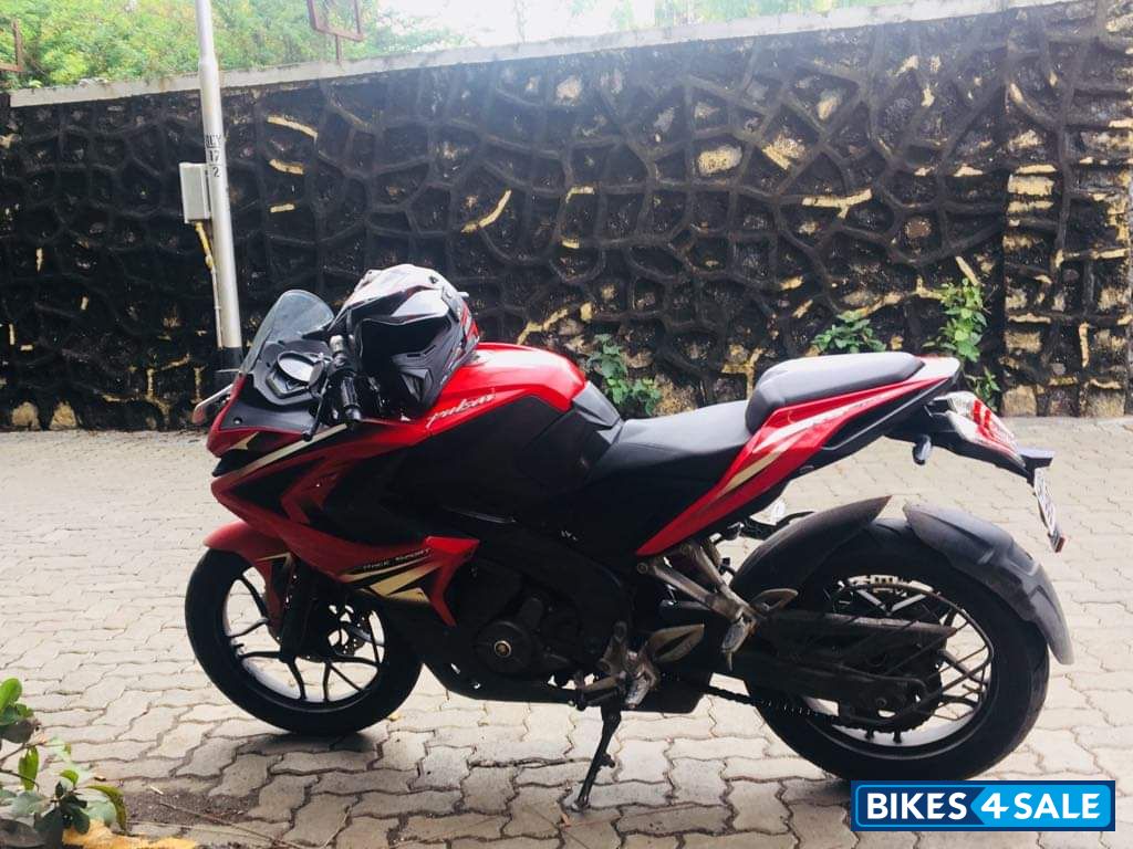 Red Bajaj Pulsar RS 200
