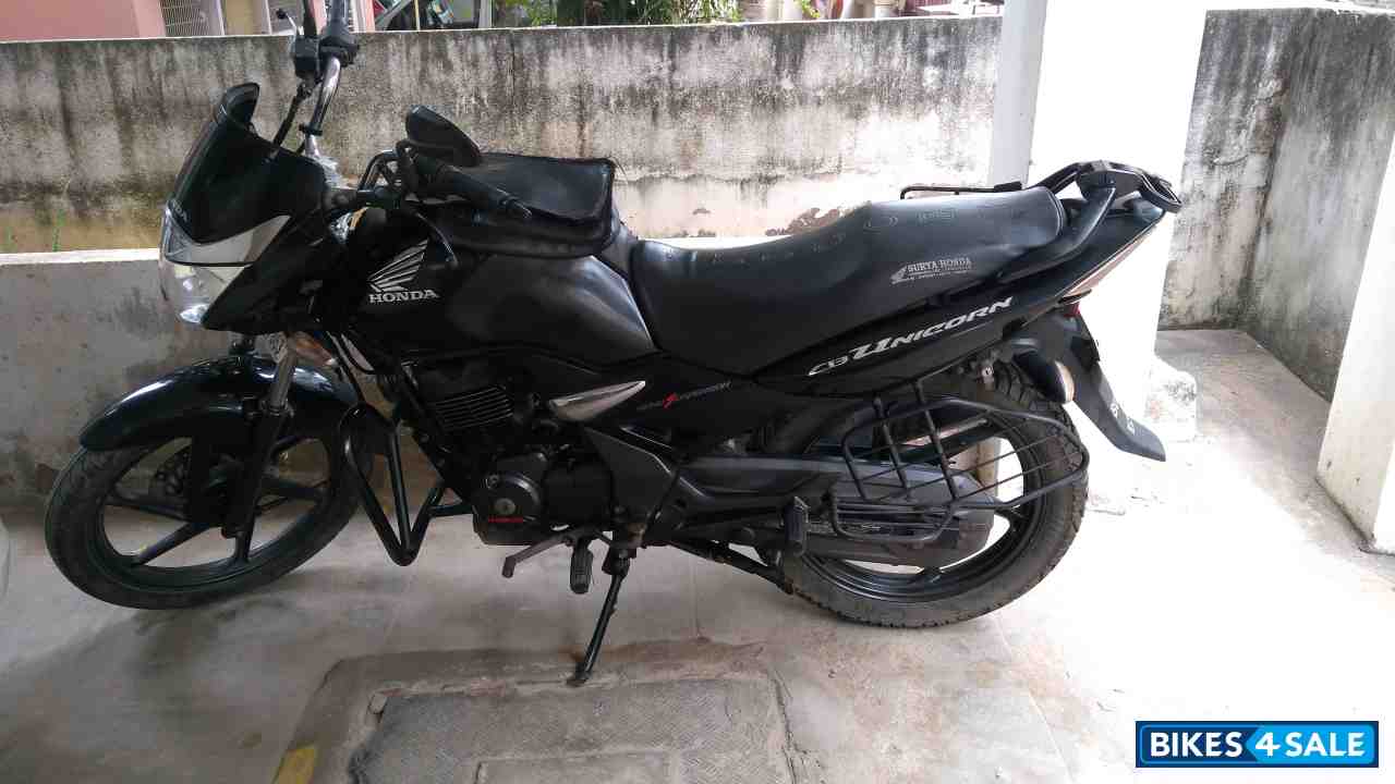 Black Honda CB Unicorn