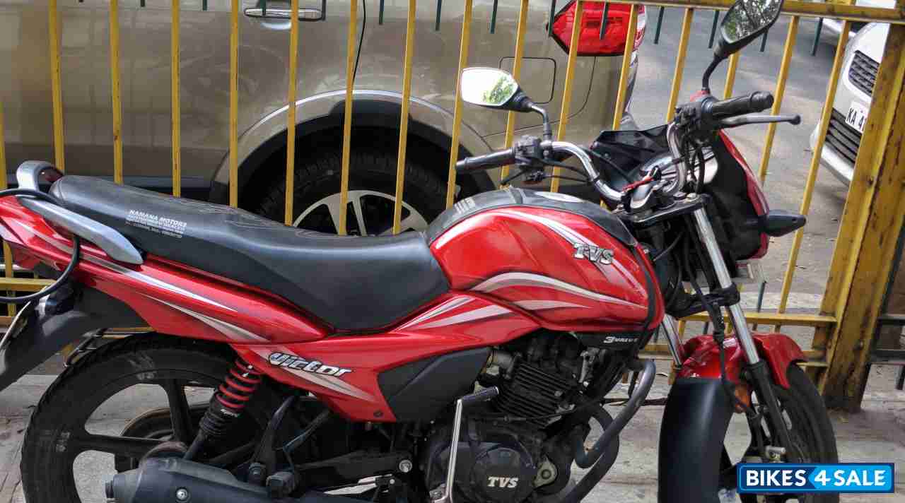 Red TVS Victor