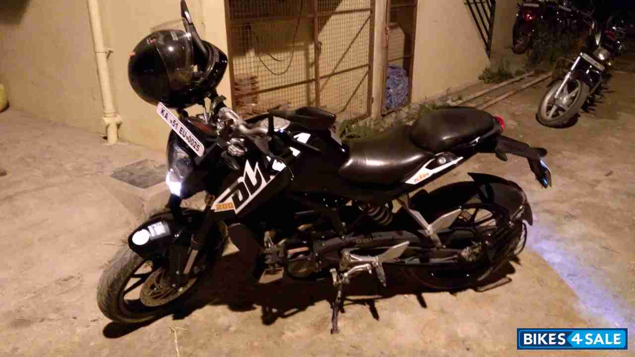 Black KTM Duke 200 Black KTM Duke 200