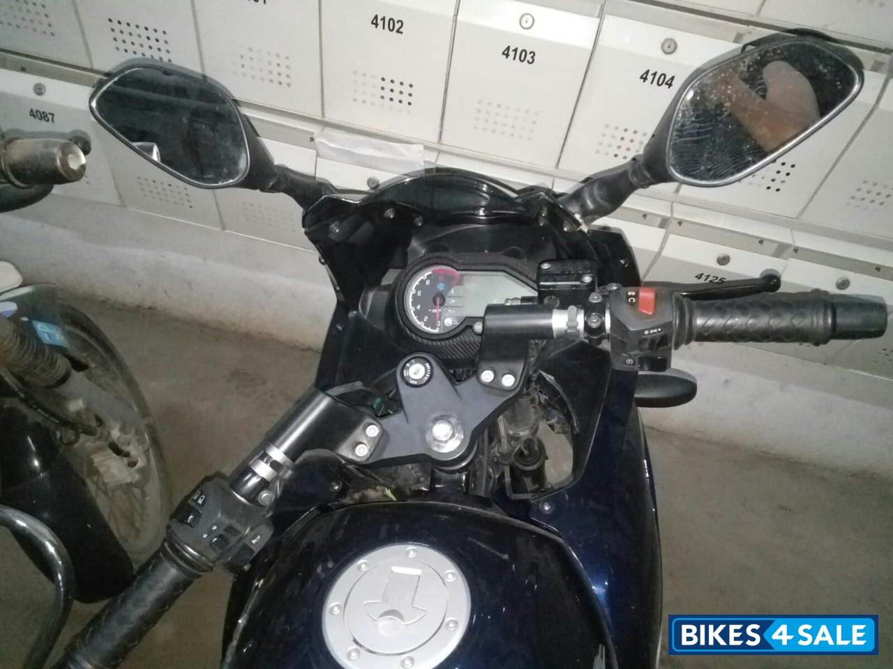 Royal Blue Bajaj Pulsar 220 DTSi Royal Blue Bajaj Pulsar 220 DTSi