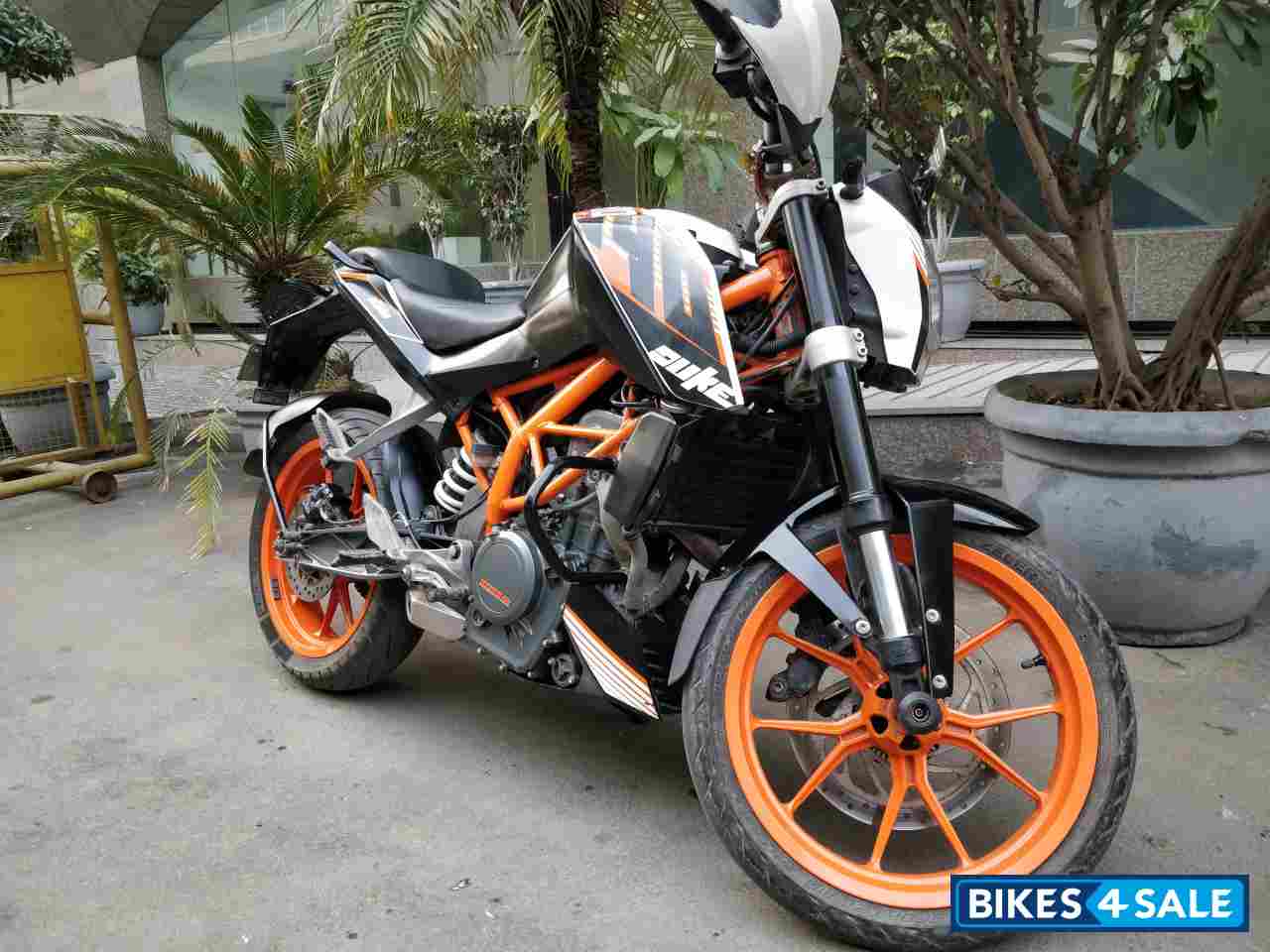 White KTM Duke 390 White KTM Duke 390