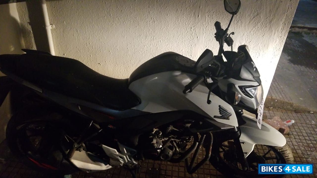 White Honda CB Hornet 160R ABS White Honda CB Hornet 160R ABS