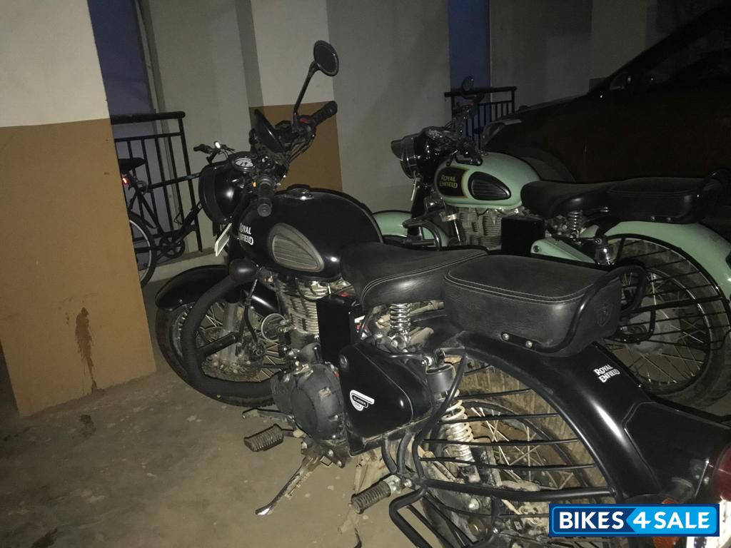 Black Royal Enfield Classic Stealth Black