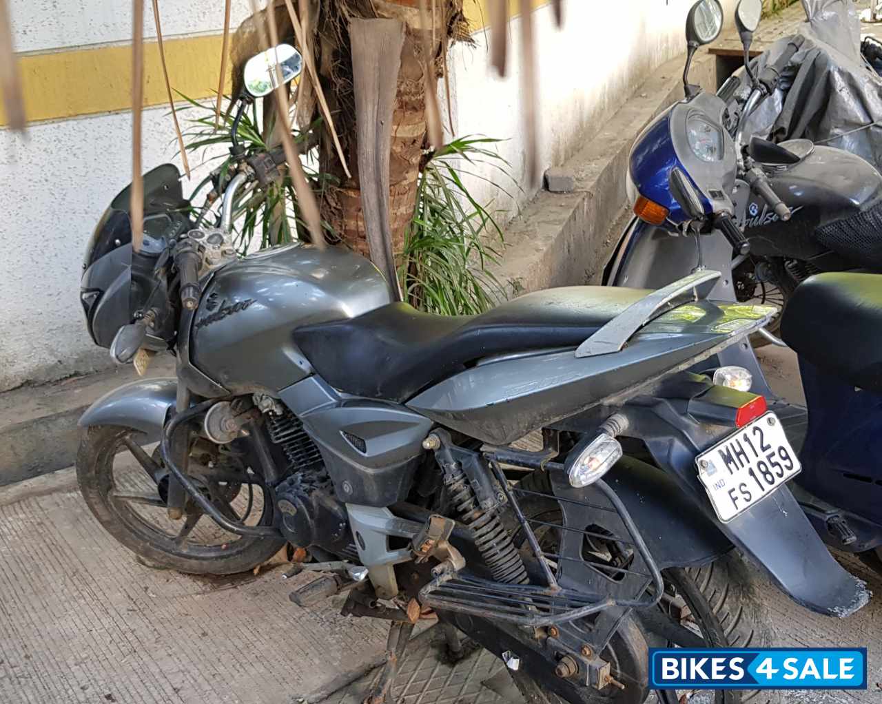 Silver Bajaj Pulsar 150 DTSi Silver Bajaj Pulsar 150 DTSi