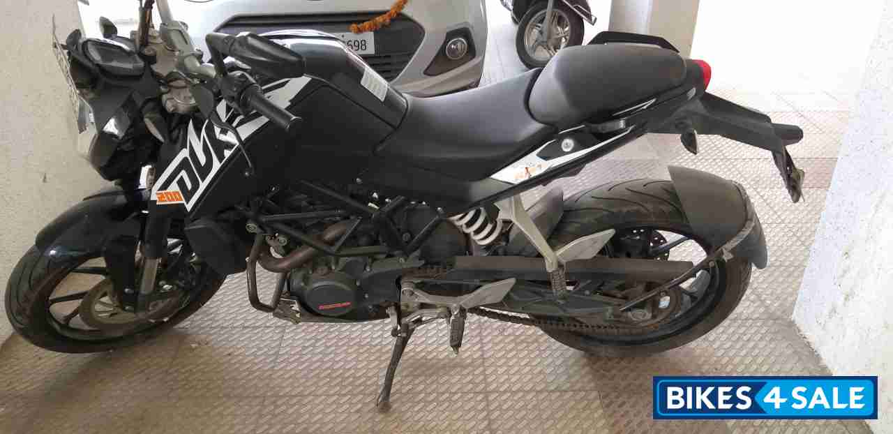 Black KTM Duke 200