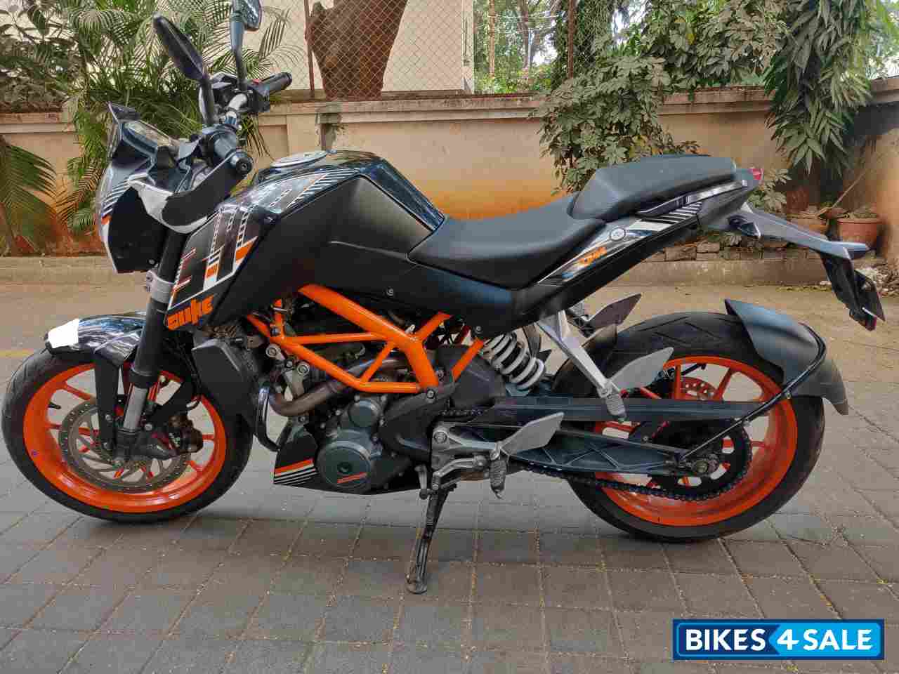 Black KTM Duke 390