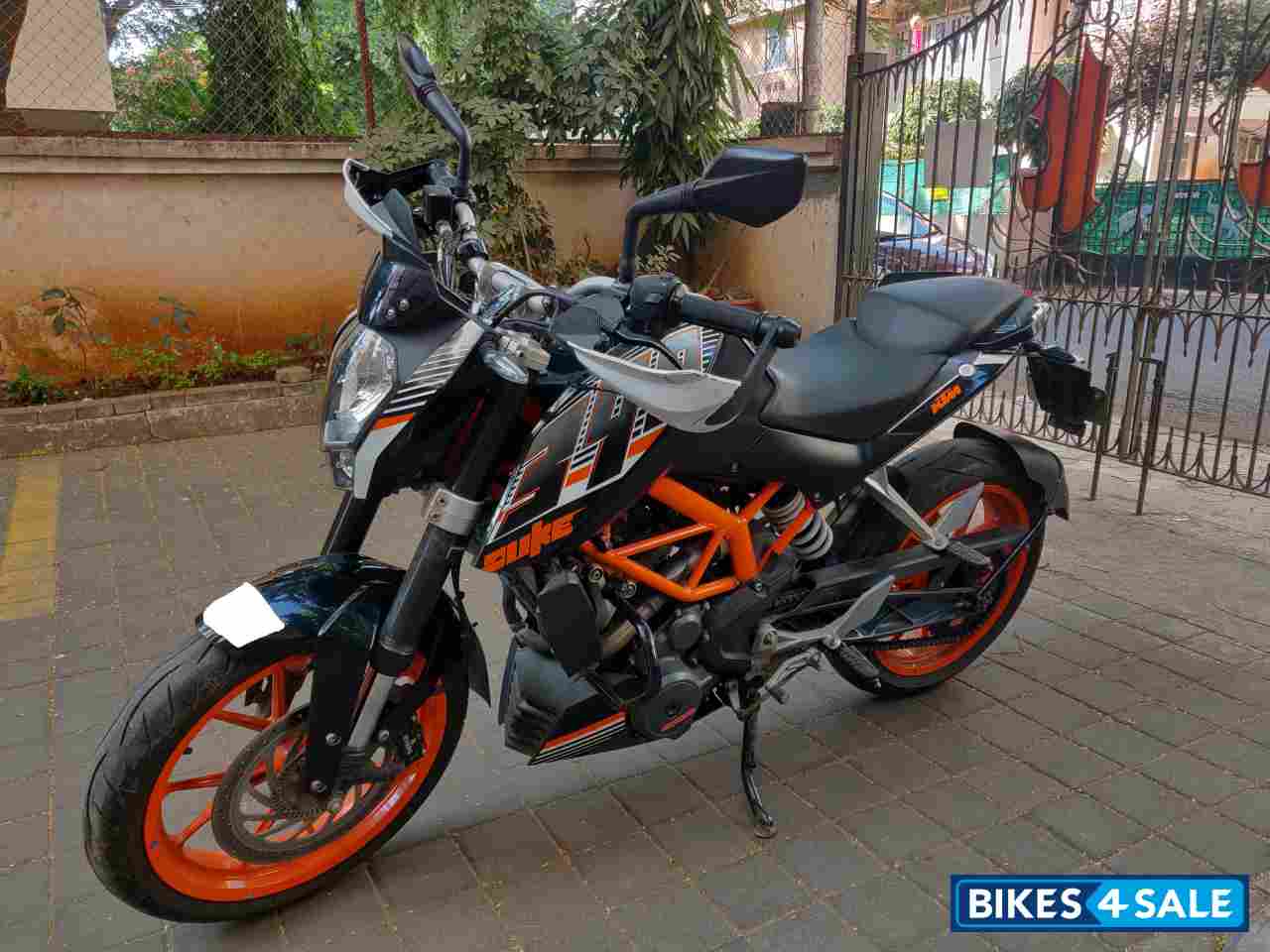 Black KTM Duke 390