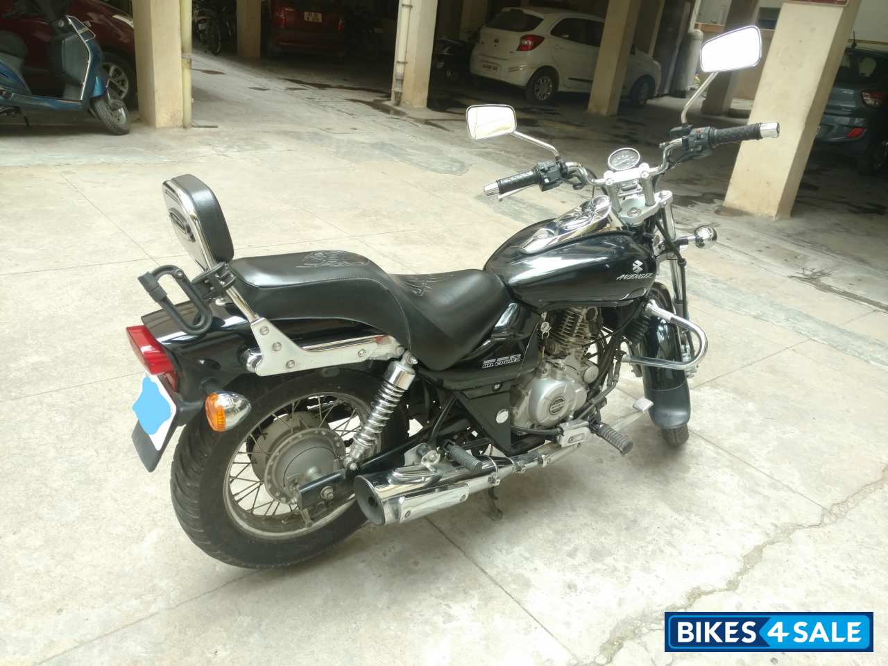 Black Bajaj Avenger 220 DTS-i