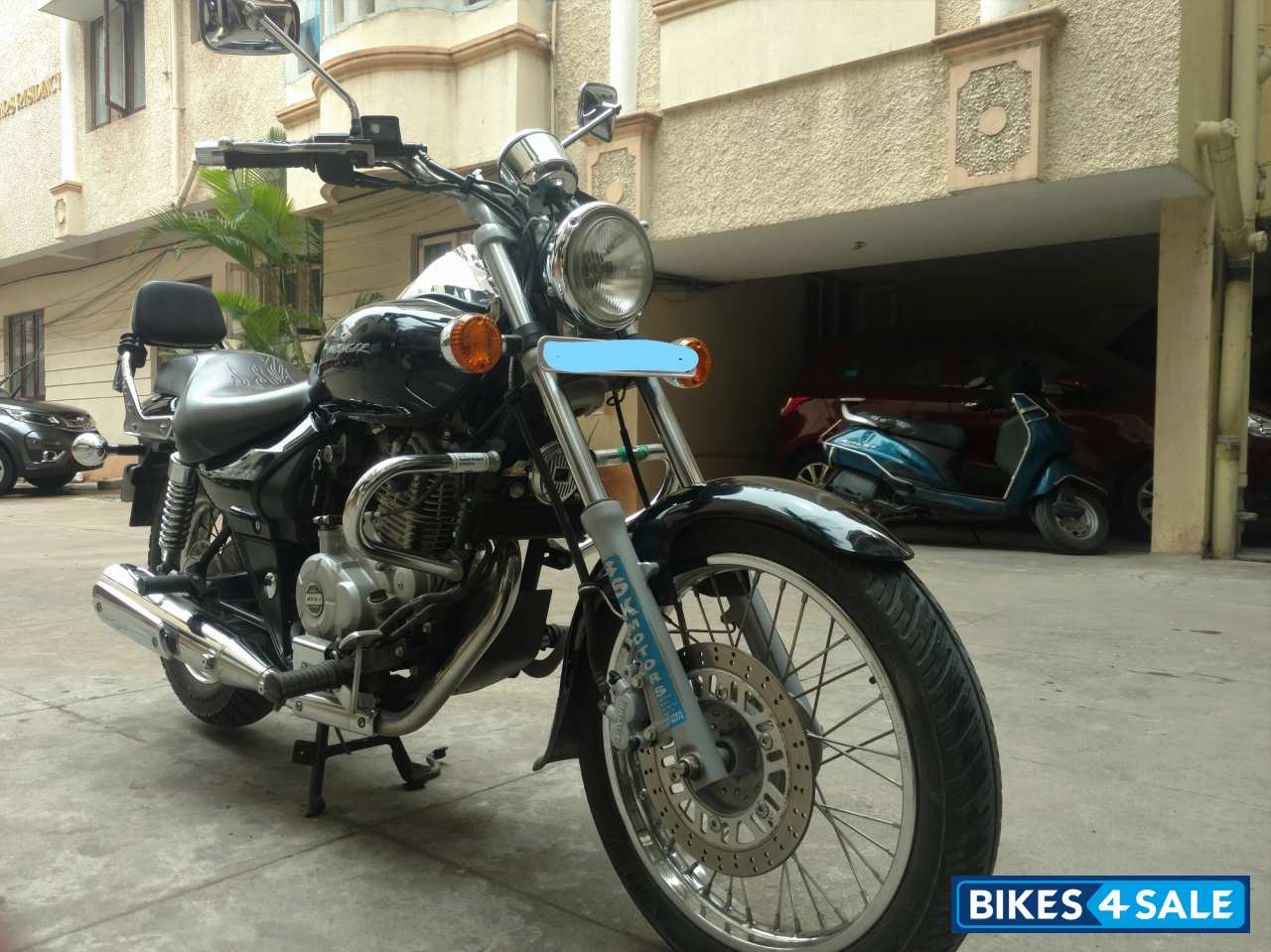 Black Bajaj Avenger 220 DTS-i
