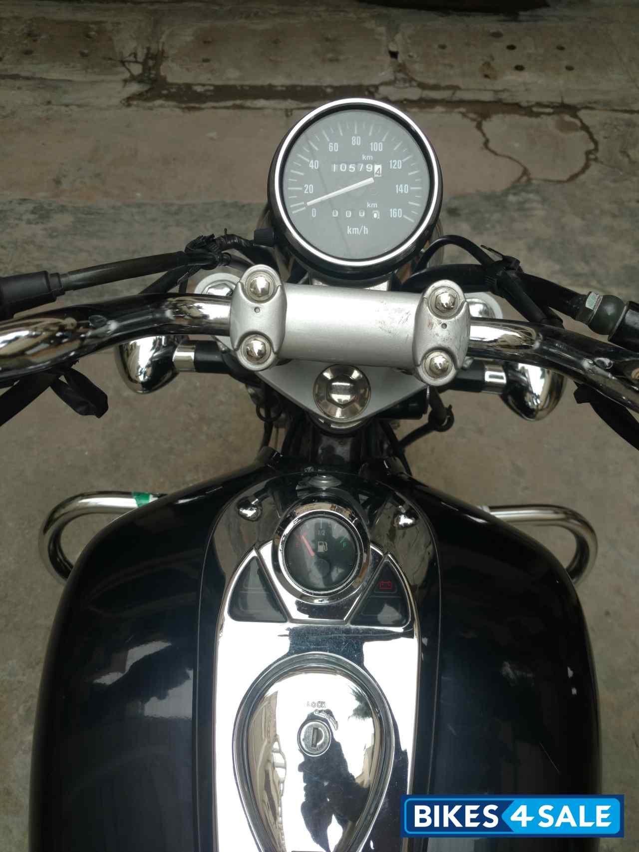 Black Bajaj Avenger 220 DTS-i