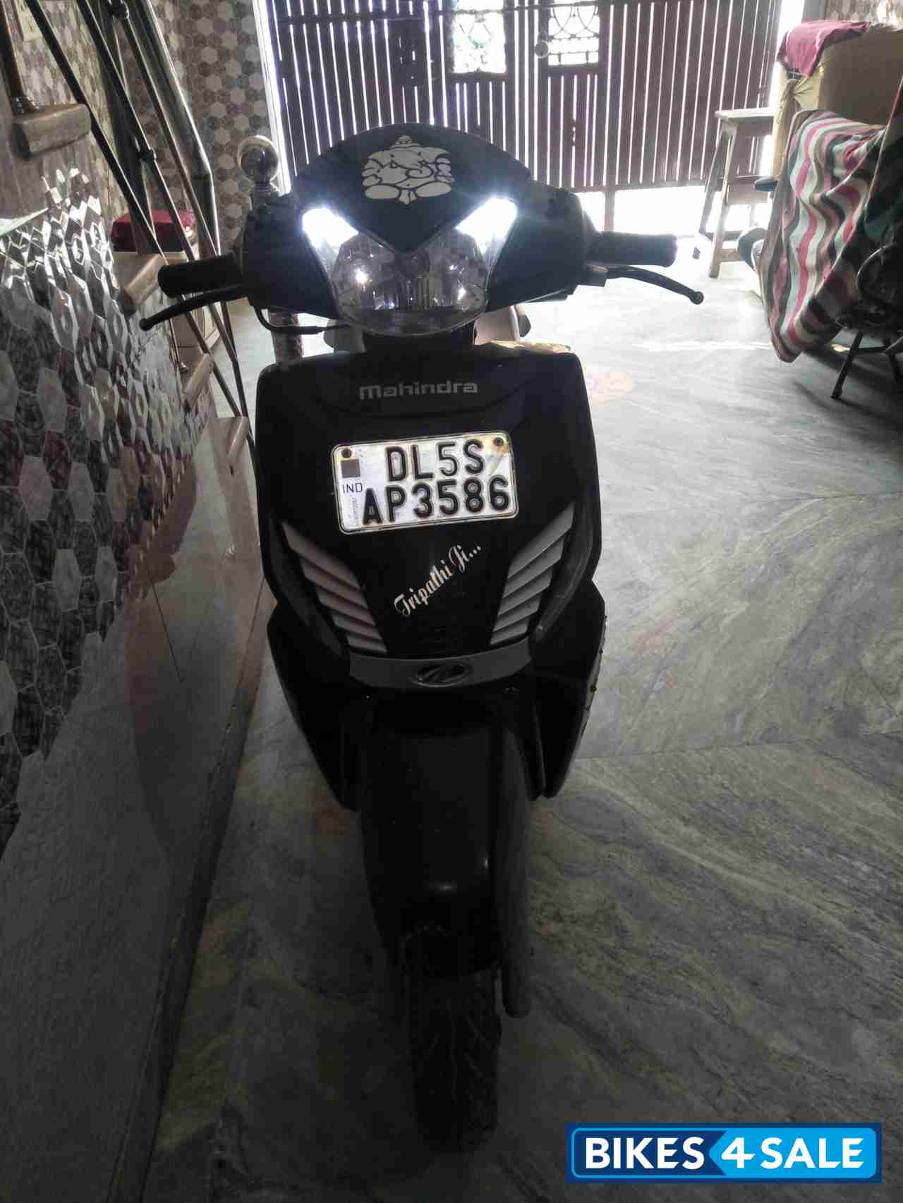 Black Mahindra Gusto