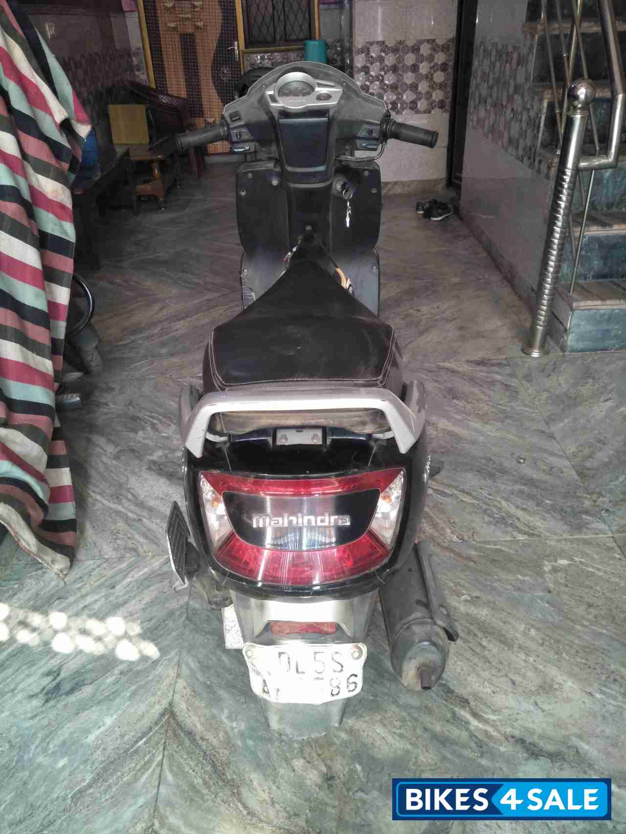 Black Mahindra Gusto