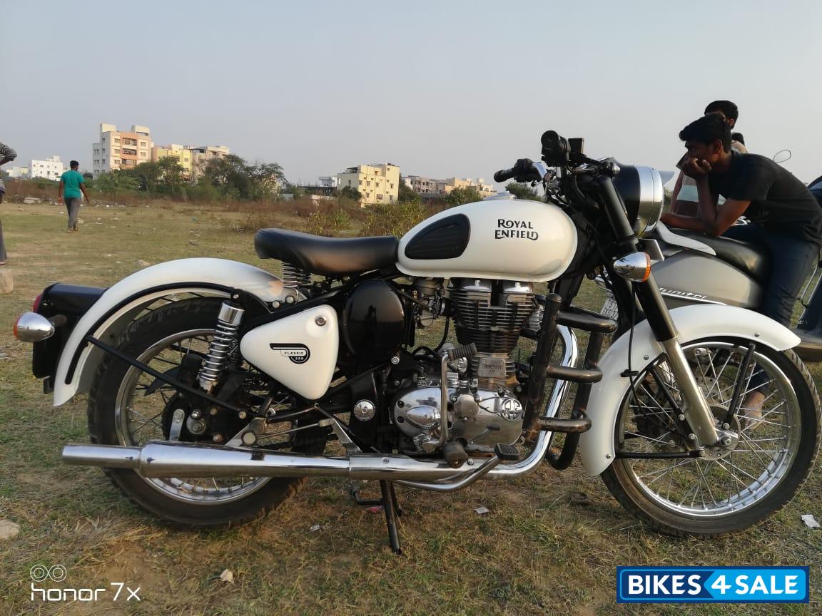 White Royal Enfield Classic 350