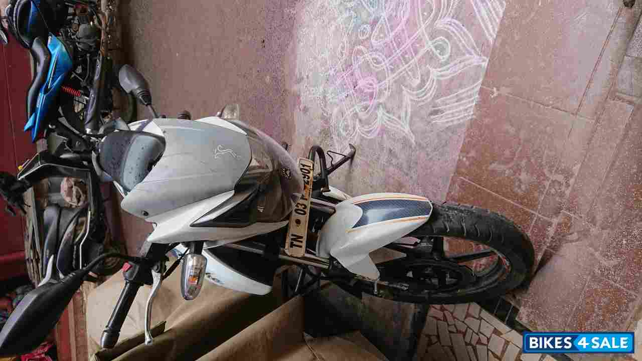 White TVS Apache RTR 160
