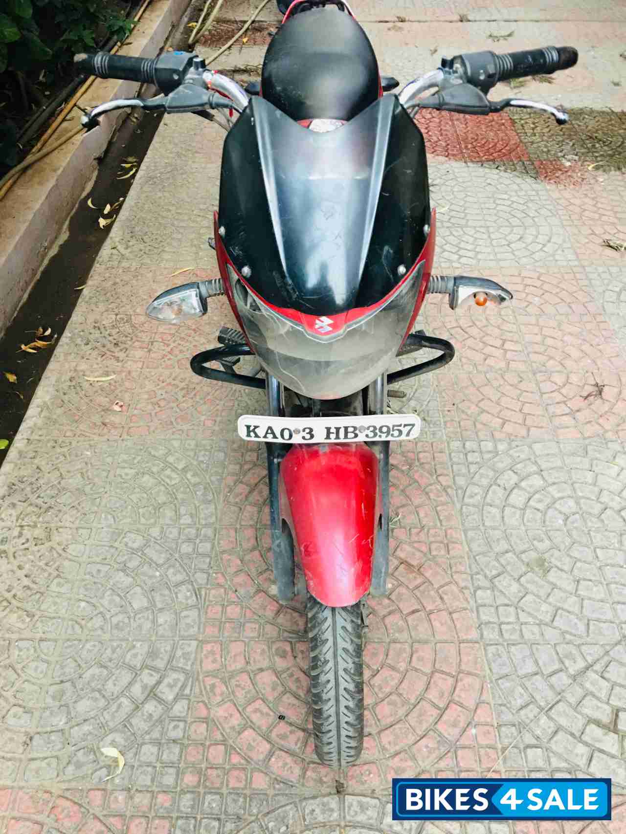 Red Bajaj XCD 125 DTS-Si