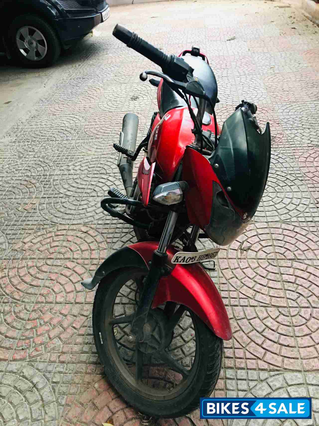 Red Bajaj XCD 125 DTS-Si