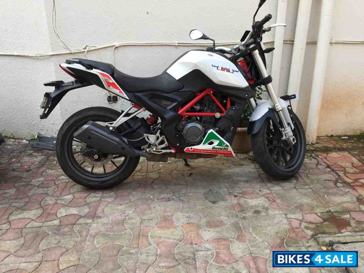 White Benelli TNT 25