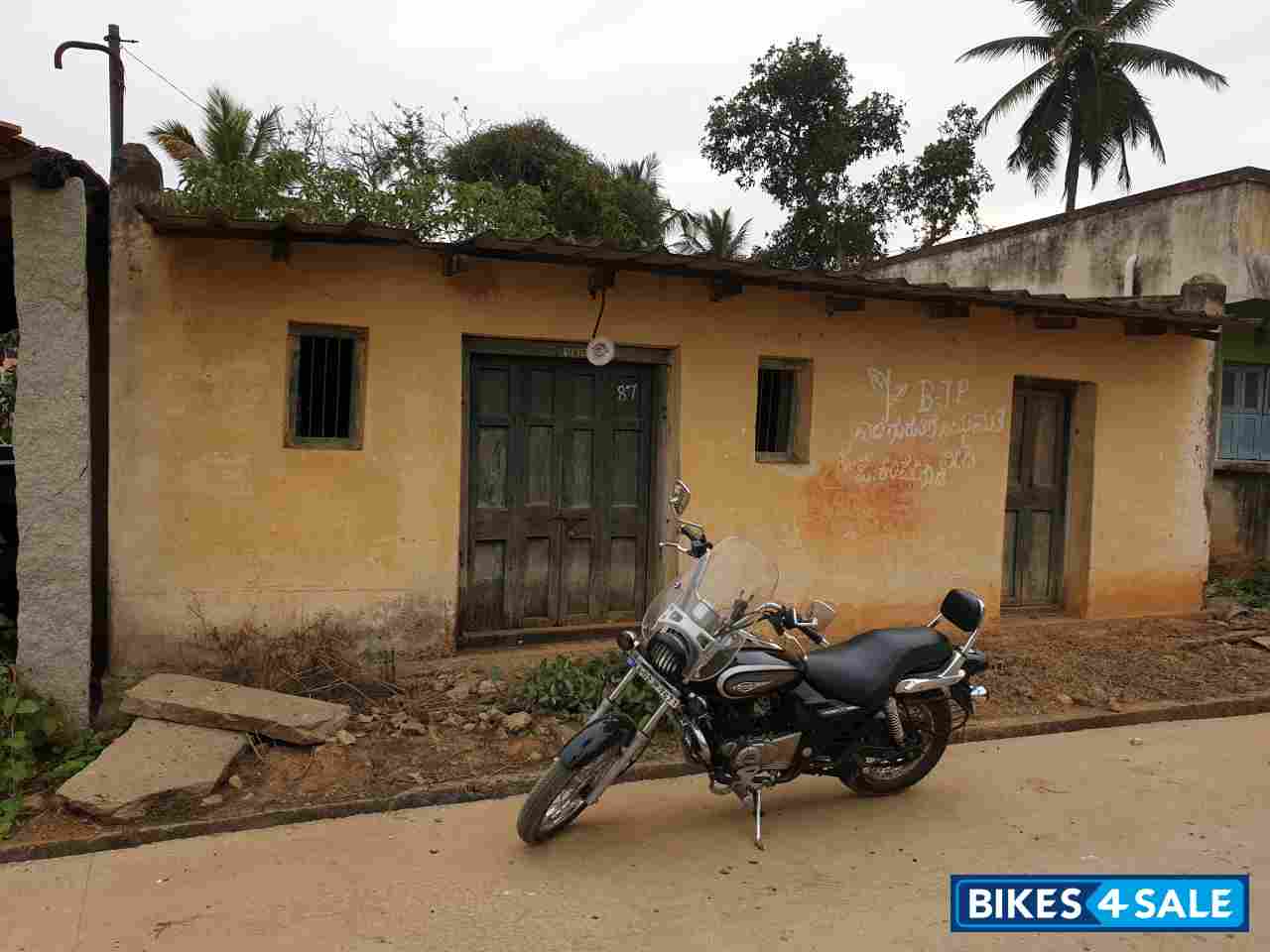 Black Bajaj Avenger Cruise 220