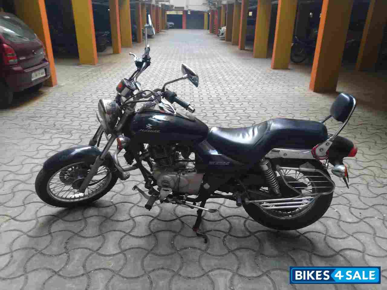 Black Bajaj Avenger 220 DTS-i