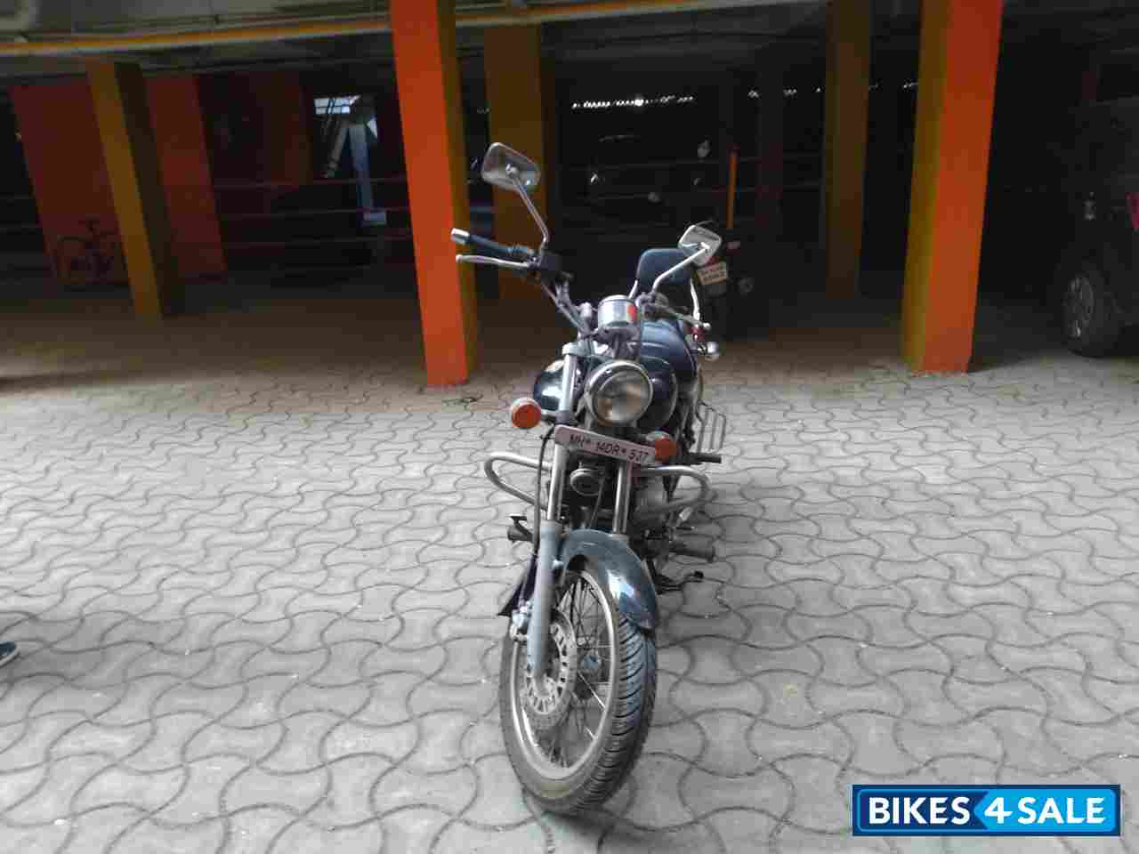 Black Bajaj Avenger 220 DTS-i Black Bajaj Avenger 220 DTS-i