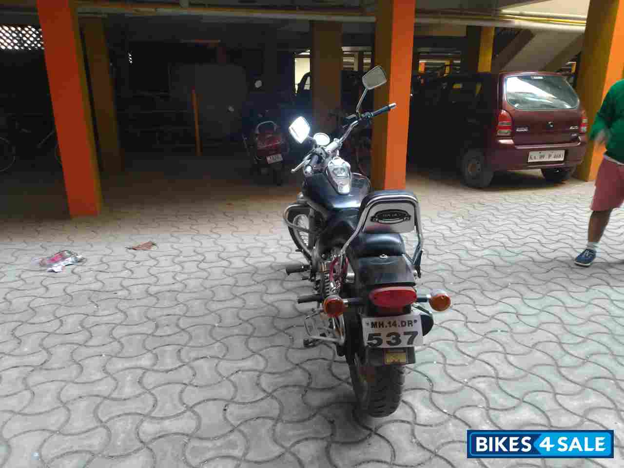 Black Bajaj Avenger 220 DTS-i Black Bajaj Avenger 220 DTS-i
