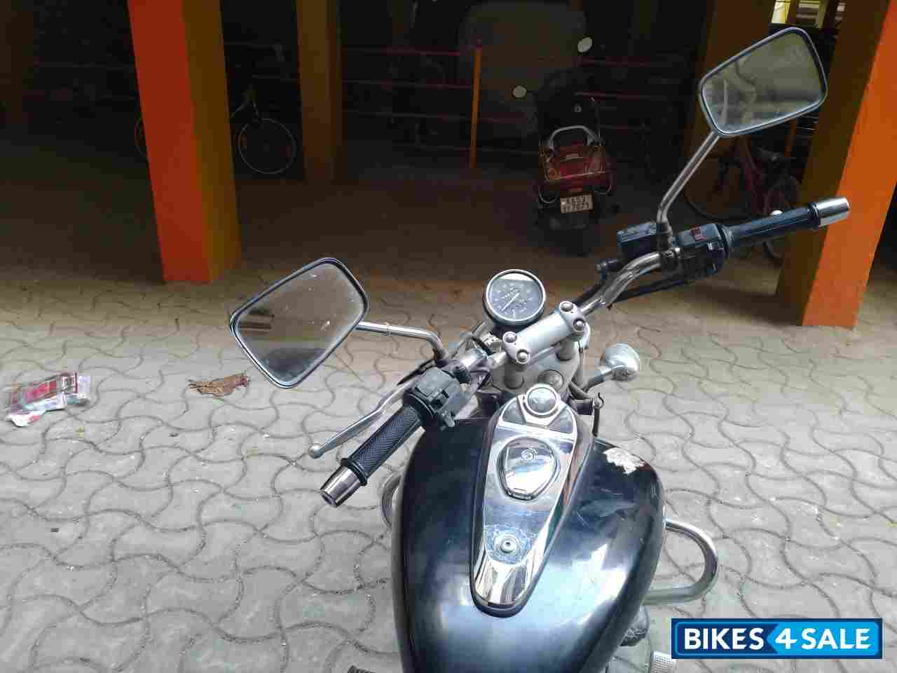 Black Bajaj Avenger 220 DTS-i Black Bajaj Avenger 220 DTS-i