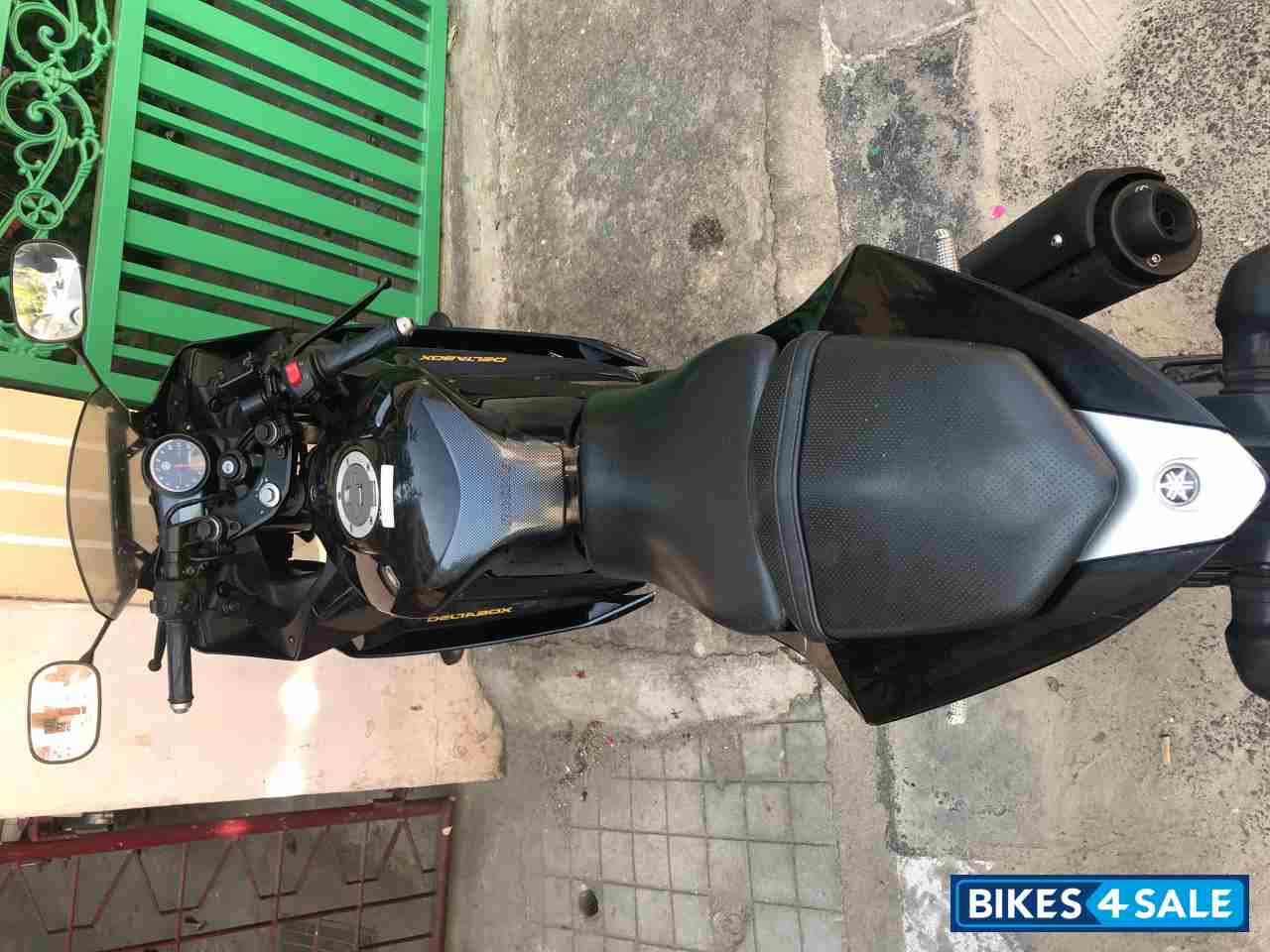 Black & Silver Yamaha YZF R15 V2 Black & Silver Yamaha YZF R15 V2