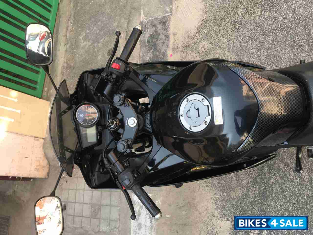 Black & Silver Yamaha YZF R15 V2 Black & Silver Yamaha YZF R15 V2