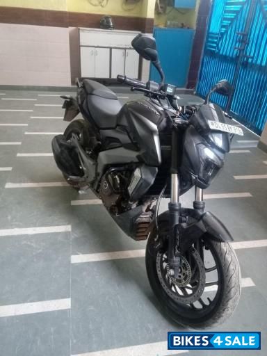 Mate Black Bajaj Dominar 400