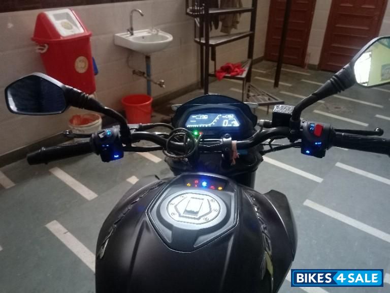 Mate Black Bajaj Dominar 400