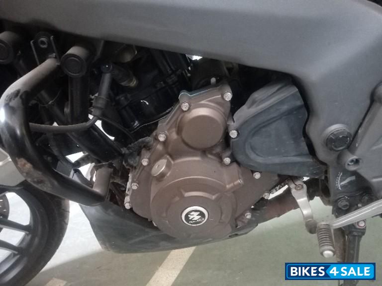 Mate Black Bajaj Dominar 400