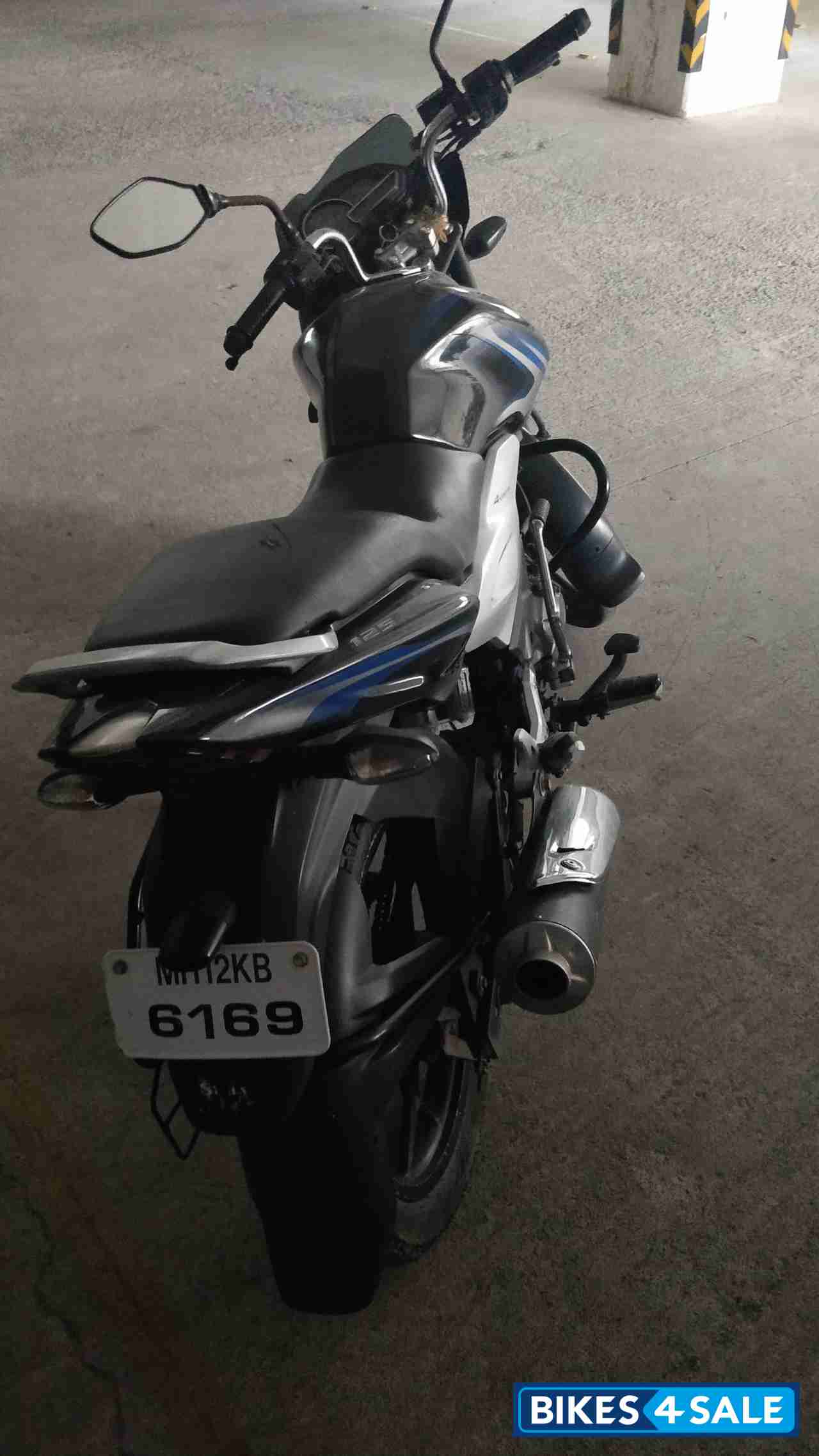 Black Bajaj Discover 125 ST