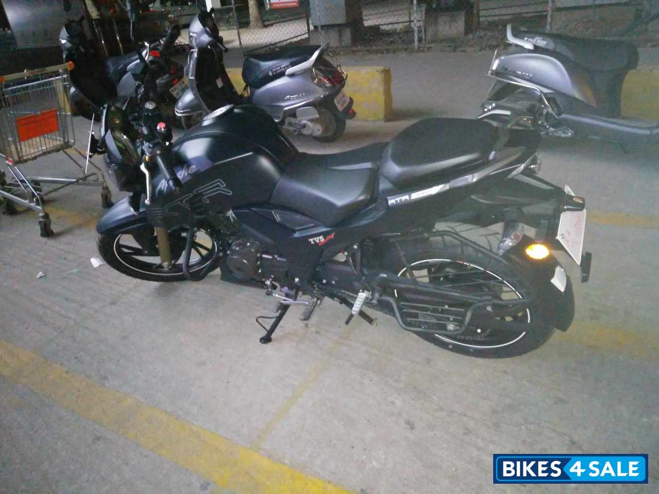 Black TVS Apache RTR 200 4V Black TVS Apache RTR 200 4V