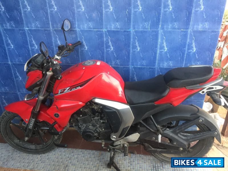 Red Yamaha FZ FI V2