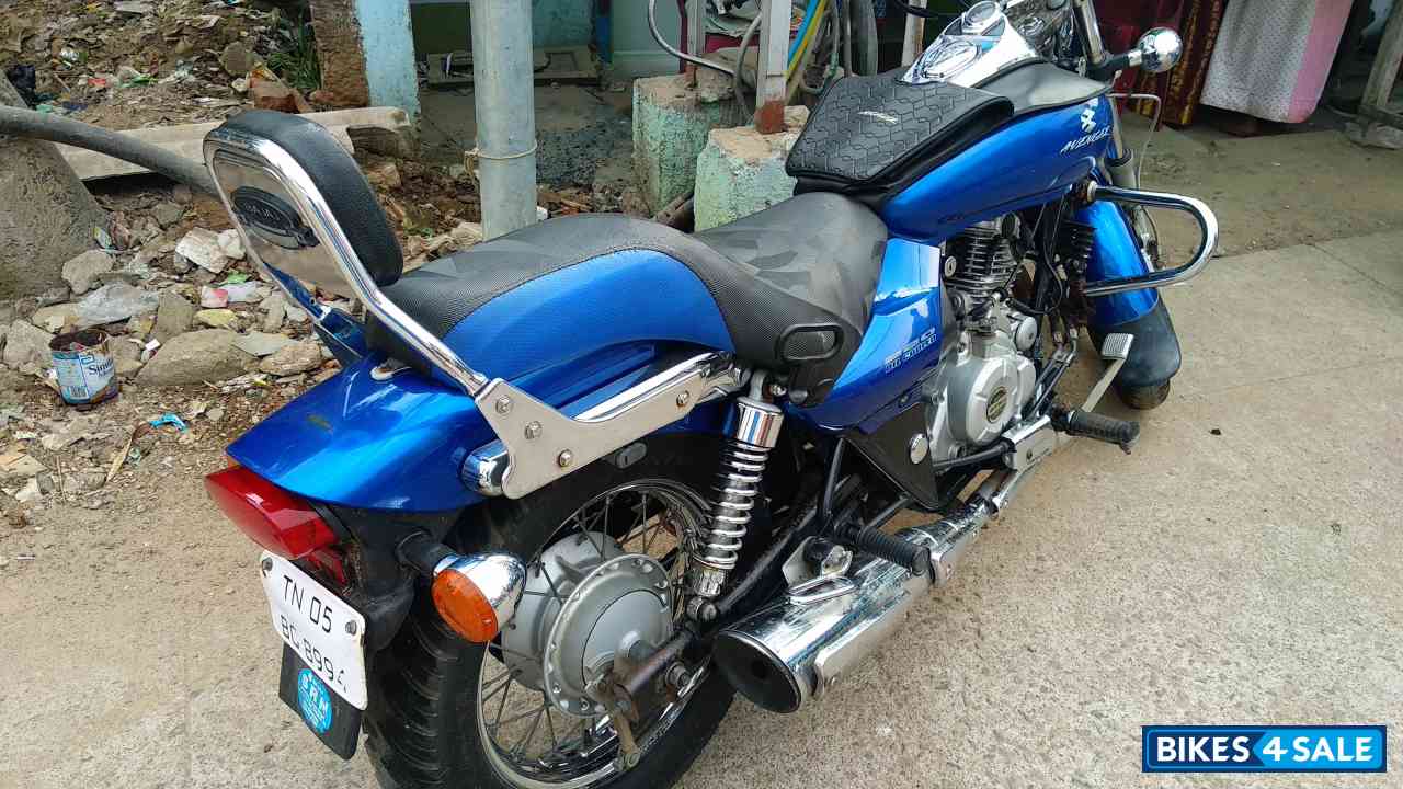 Blue Bajaj Avenger 220 DTS-i