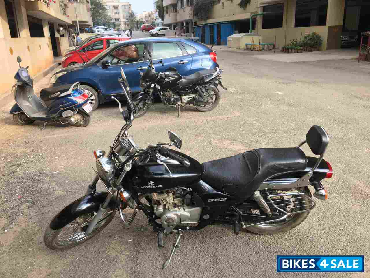 Black Bajaj Avenger 220 DTS-i