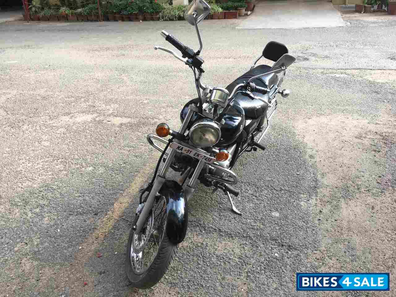 Black Bajaj Avenger 220 DTS-i Black Bajaj Avenger 220 DTS-i