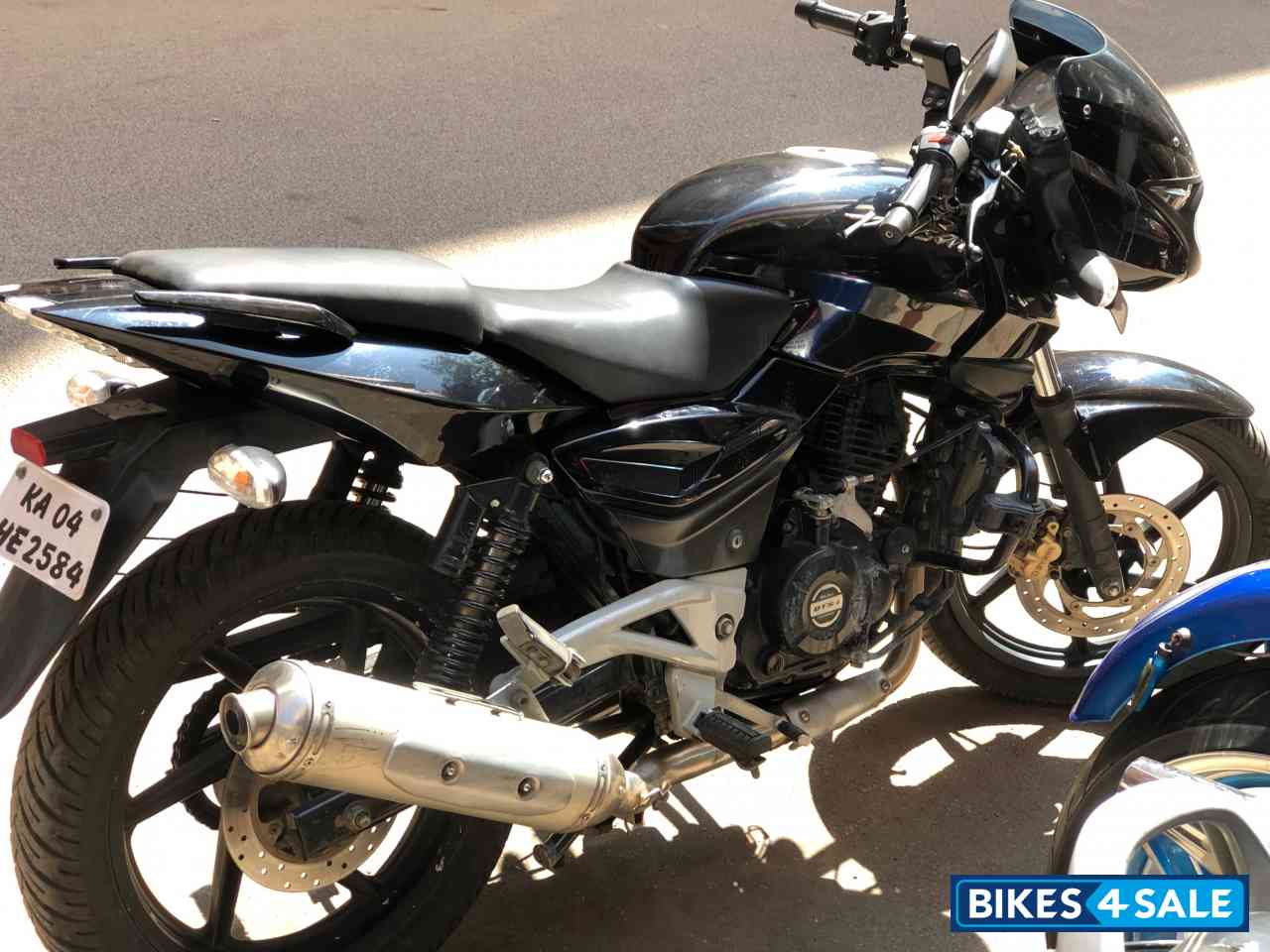 Black Bajaj Pulsar 220F