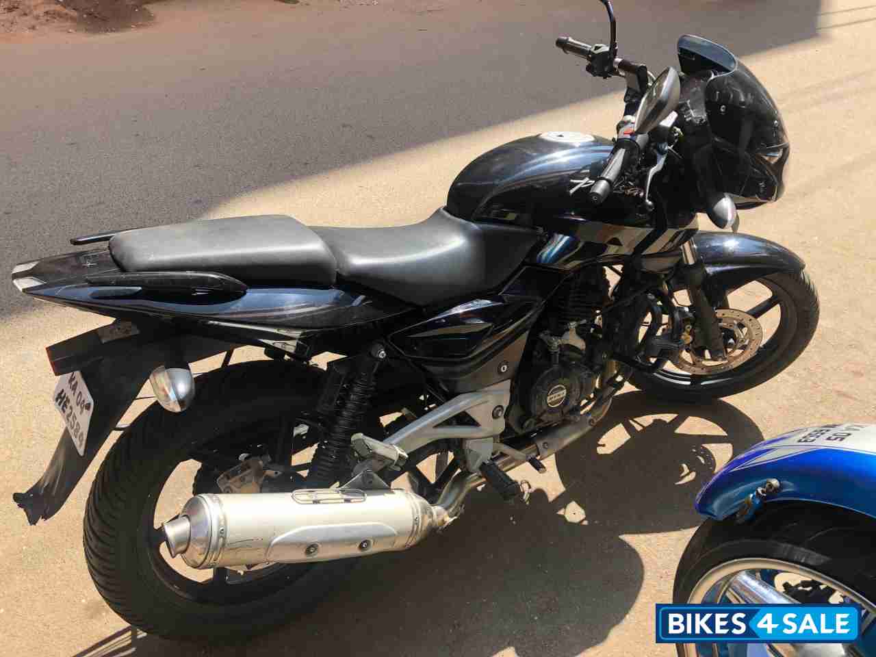 Black Bajaj Pulsar 220F Black Bajaj Pulsar 220F