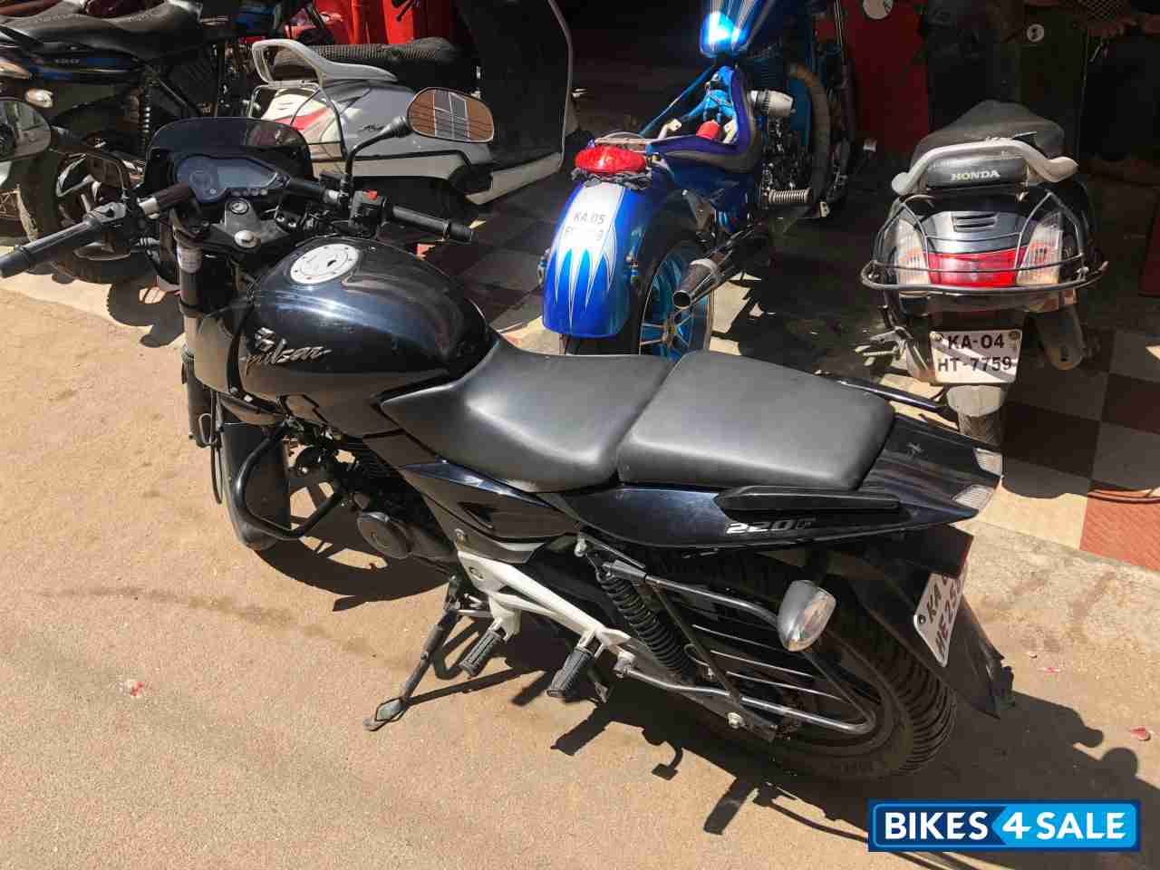 Black Bajaj Pulsar 220F Black Bajaj Pulsar 220F