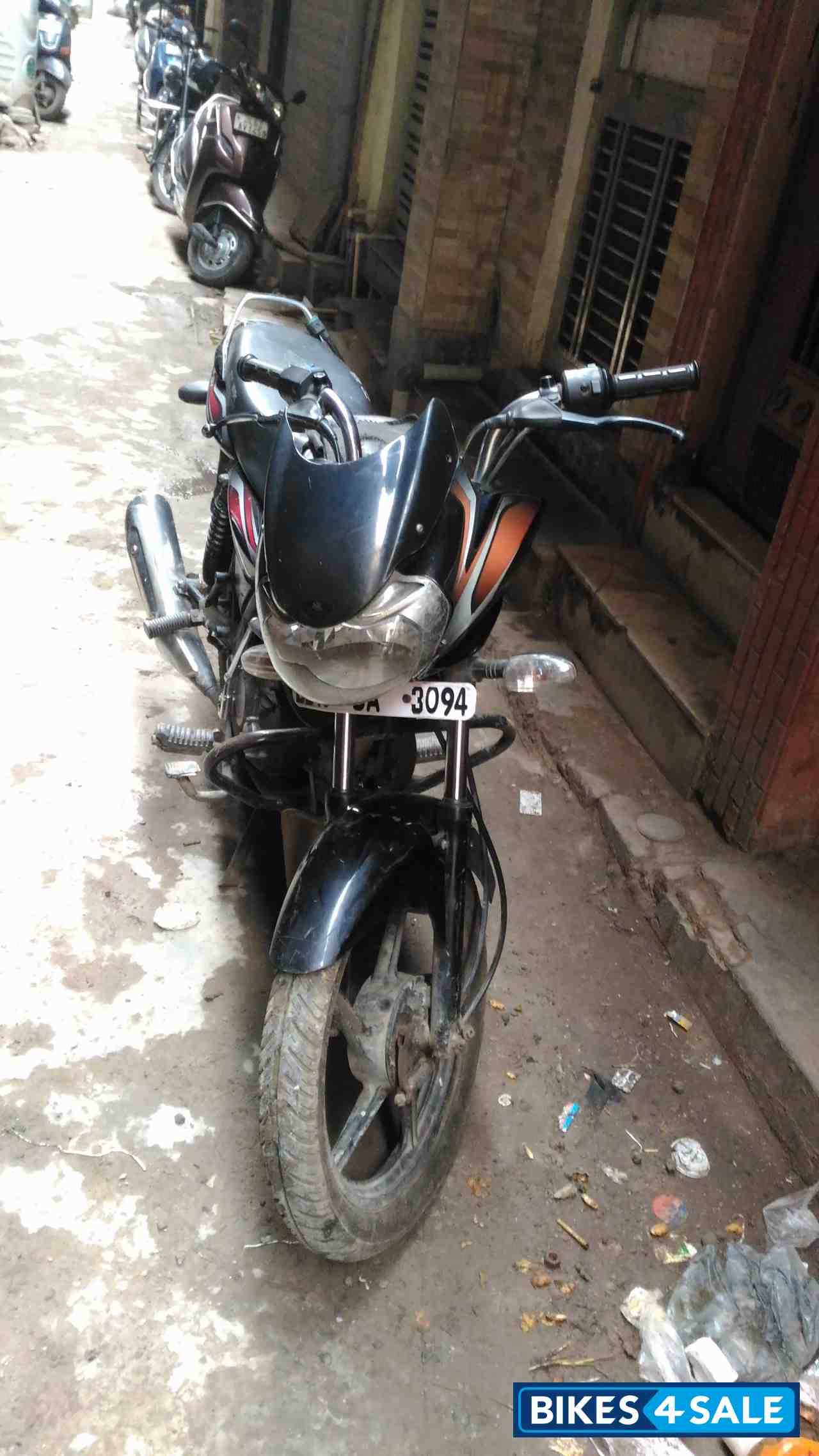 Black Bajaj Discover 100 DTS-Si