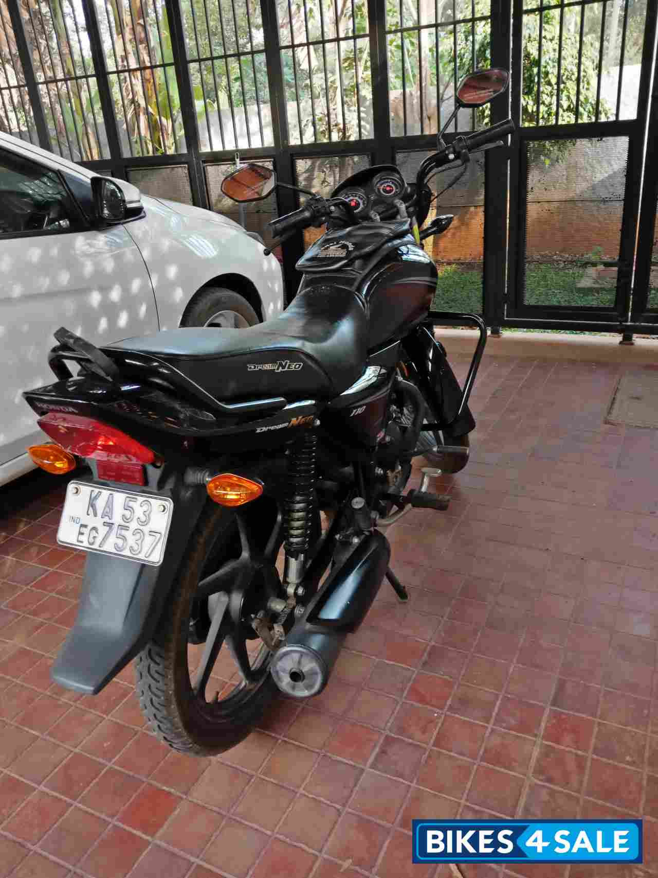 Black Honda Dream Neo