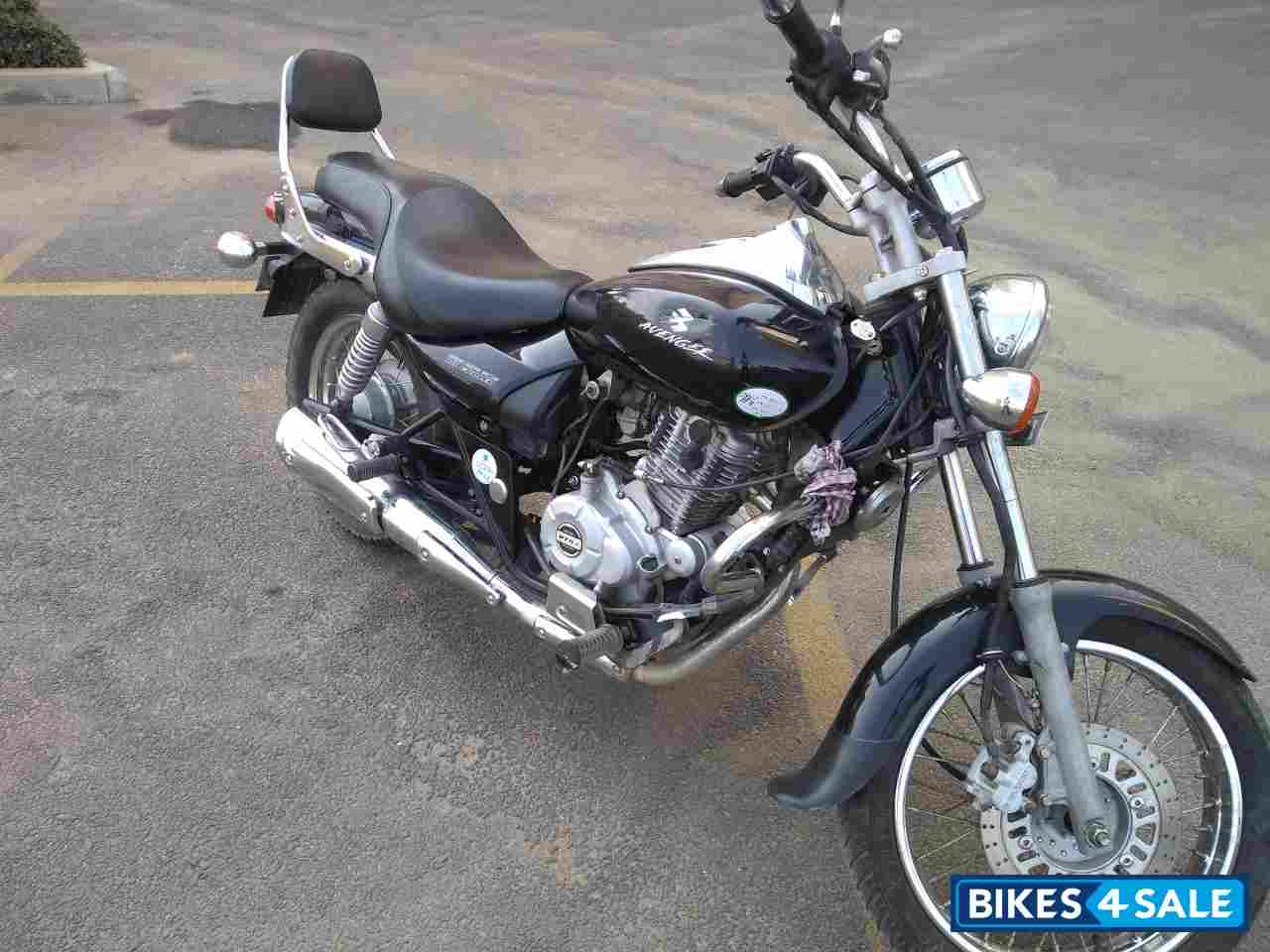 Black Bajaj Avenger 220 DTS-i